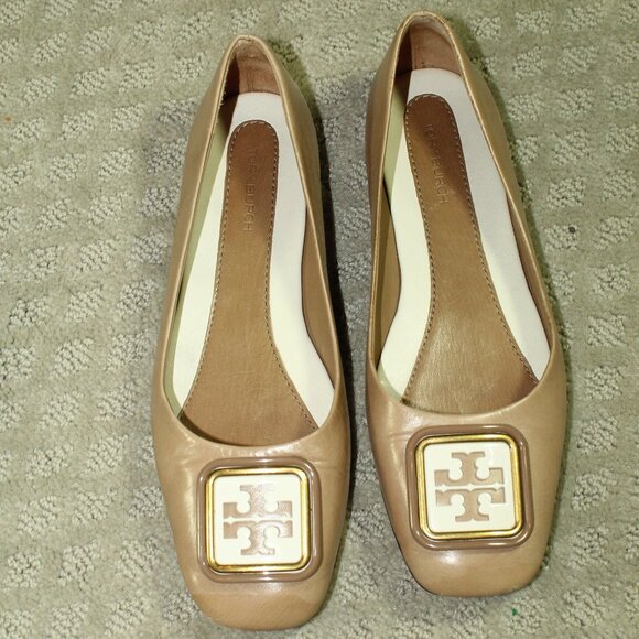Tory Burch Women's 6M Tan Leather Logo Flats - Picture 2 of 6